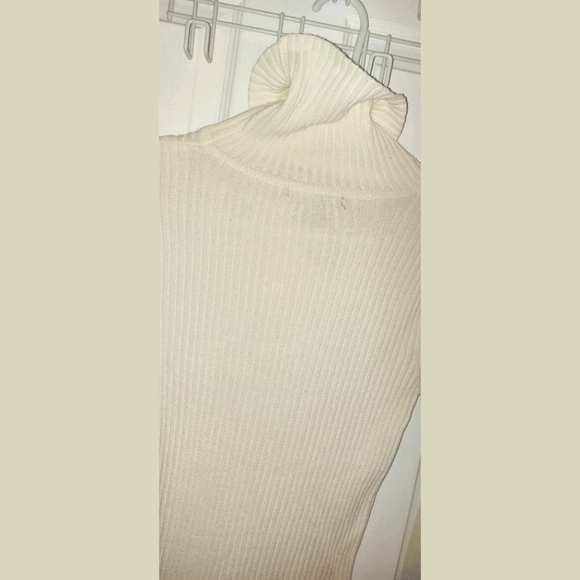 Off-White Knit Turtleneck - Picture 2 of 5